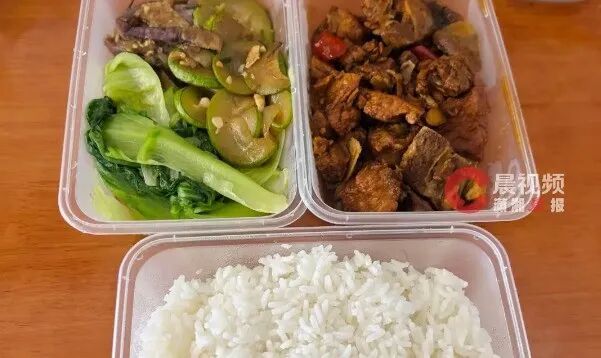 楼上住户在家满屋子跳，楼下邻居却开始每天送饭……