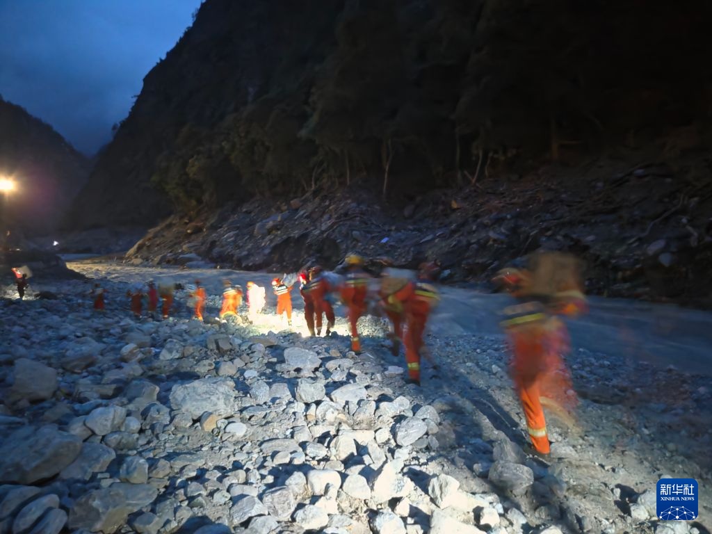 载重无人机向受灾核心区抛投物资 载重无人机向受灾核心区抛投物资