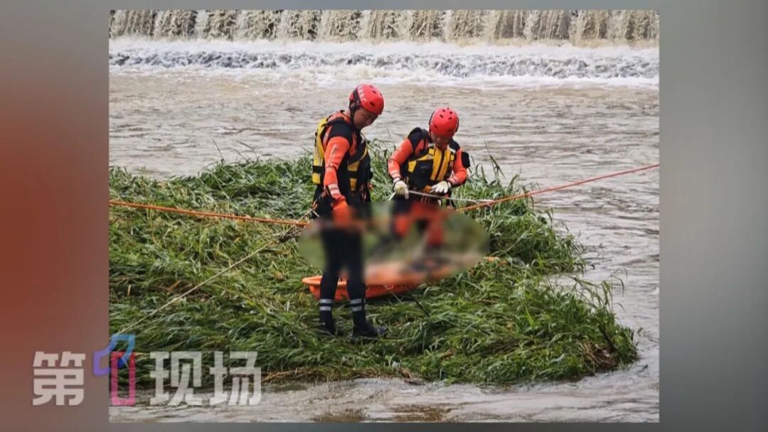 凌晨突发暴雨!深圳有车辆被困,有人无法逃生!“休假不休岗”,他们冲上去了…… 凌晨突发暴雨!深圳有车辆被困,有人无法逃生!“休假不休岗”,他们冲上去了……