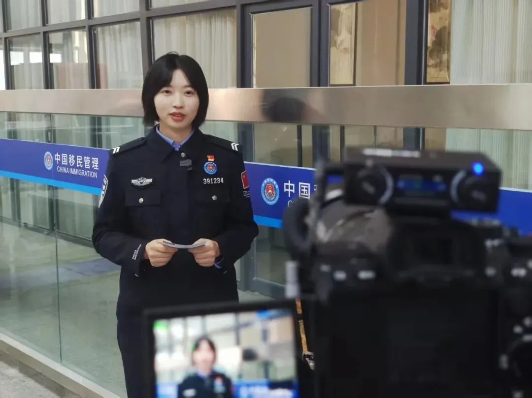 牵动全网的“小邬”警官，确认平安！她是上外毕业的“00后”学霸