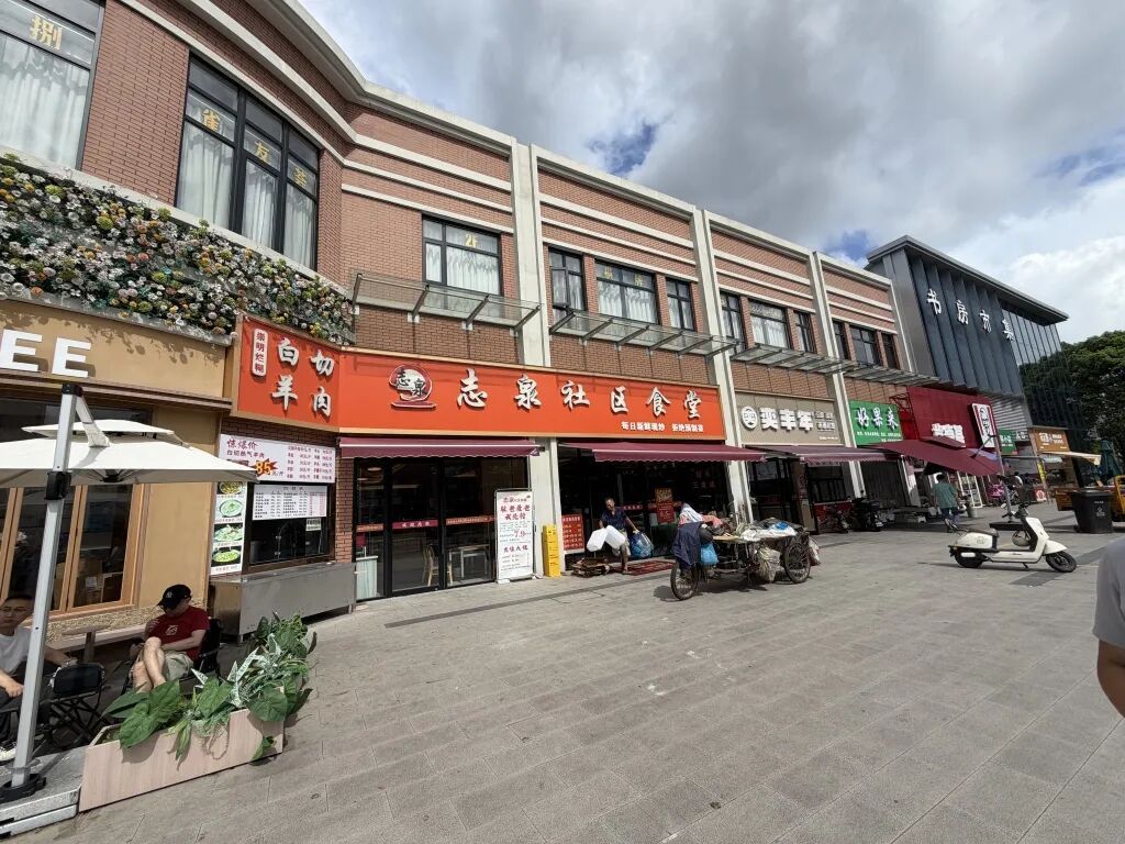 买菜喝咖啡、还能代炒菜，上海菜场如何在进阶中留住“烟火气”？