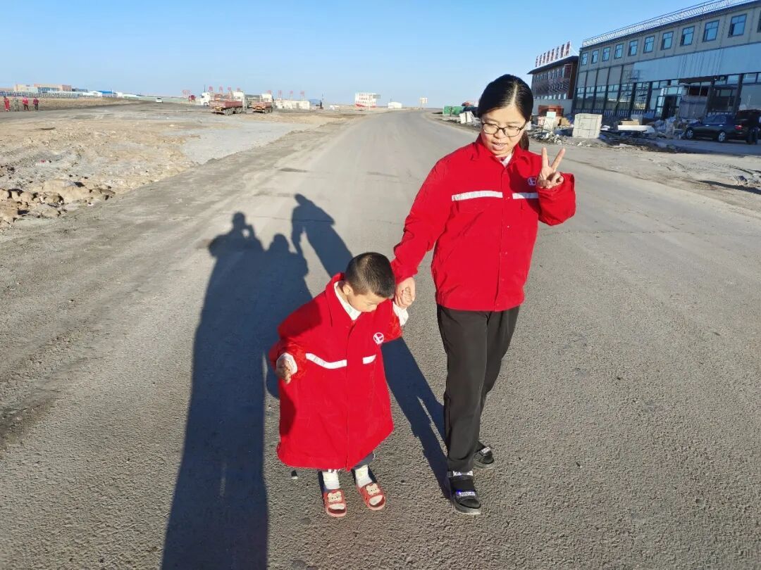 “爸爸,我追着你的步伐,西行了一万公里。” “爸爸,我追着你的步伐,西行了一万公里。”