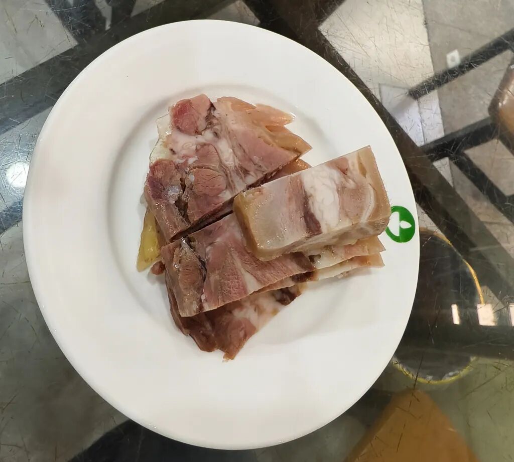 买菜喝咖啡、还能代炒菜，上海菜场如何在进阶中留住“烟火气”？