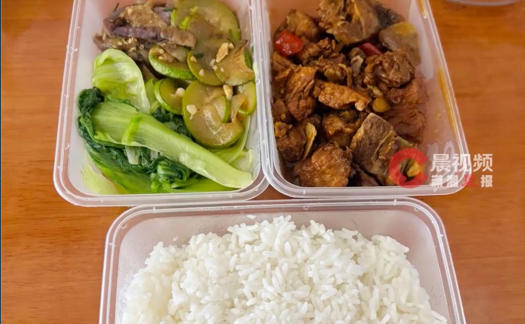 楼上邻居制造噪音，楼下非但没恼还每天送饭，咋回事？