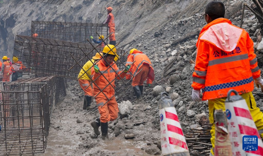 吉隆救灾一线公路防护工事加紧施工 吉隆救灾一线公路防护工事加紧施工