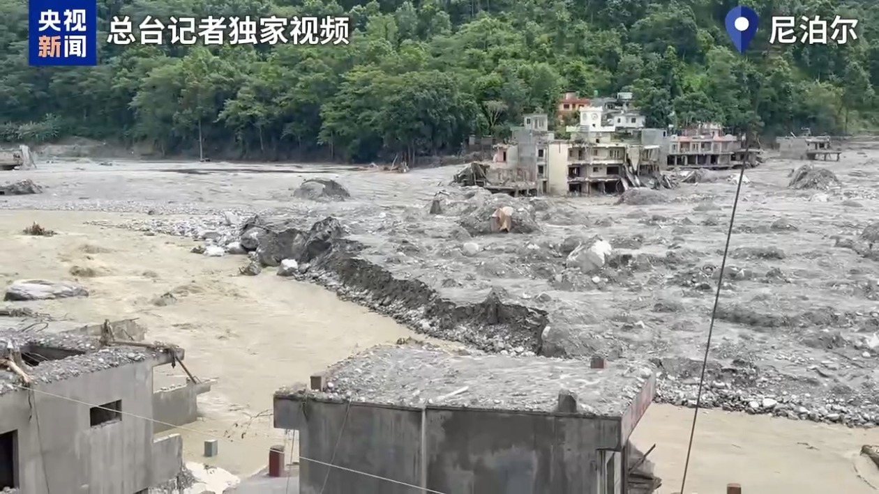 尼泊尔泥石流重灾区:建筑深陷淤泥 河水浑浊湍急 尼泊尔泥石流重灾区:建筑深陷淤泥 河水浑浊湍急