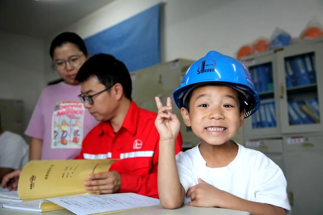 “爸爸,我追着你的步伐,西行了一万公里。” “爸爸,我追着你的步伐,西行了一万公里。”