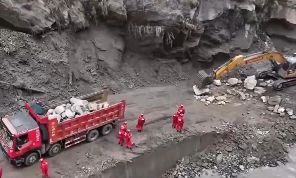 吉隆口岸大楼只剩钢筋骨架，泥石流俯冲速度相当于动车