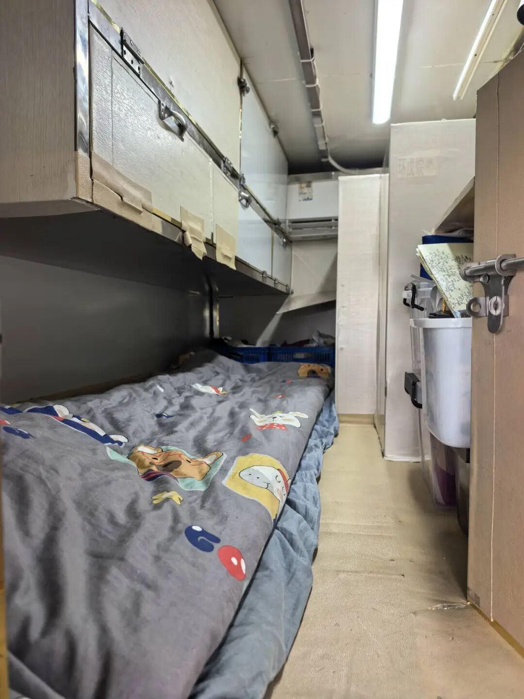 男子从上海开三轮车奔赴拉萨,沿途摆摊五个月赚6万元,出发当天妻子放了小烟花,给他转账6666元祝顺利,称“看好他闯出来的这番事业” 男子从上海开三轮车奔赴拉萨,沿途摆摊五个月赚6万元,出发当天妻子放了小烟花,给他转账6666元祝顺利,称“看好他闯出来的这番事业”