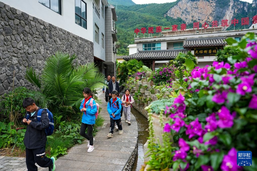 图片故事丨上学路,“修”到了云端 图片故事丨上学路,“修”到了云端