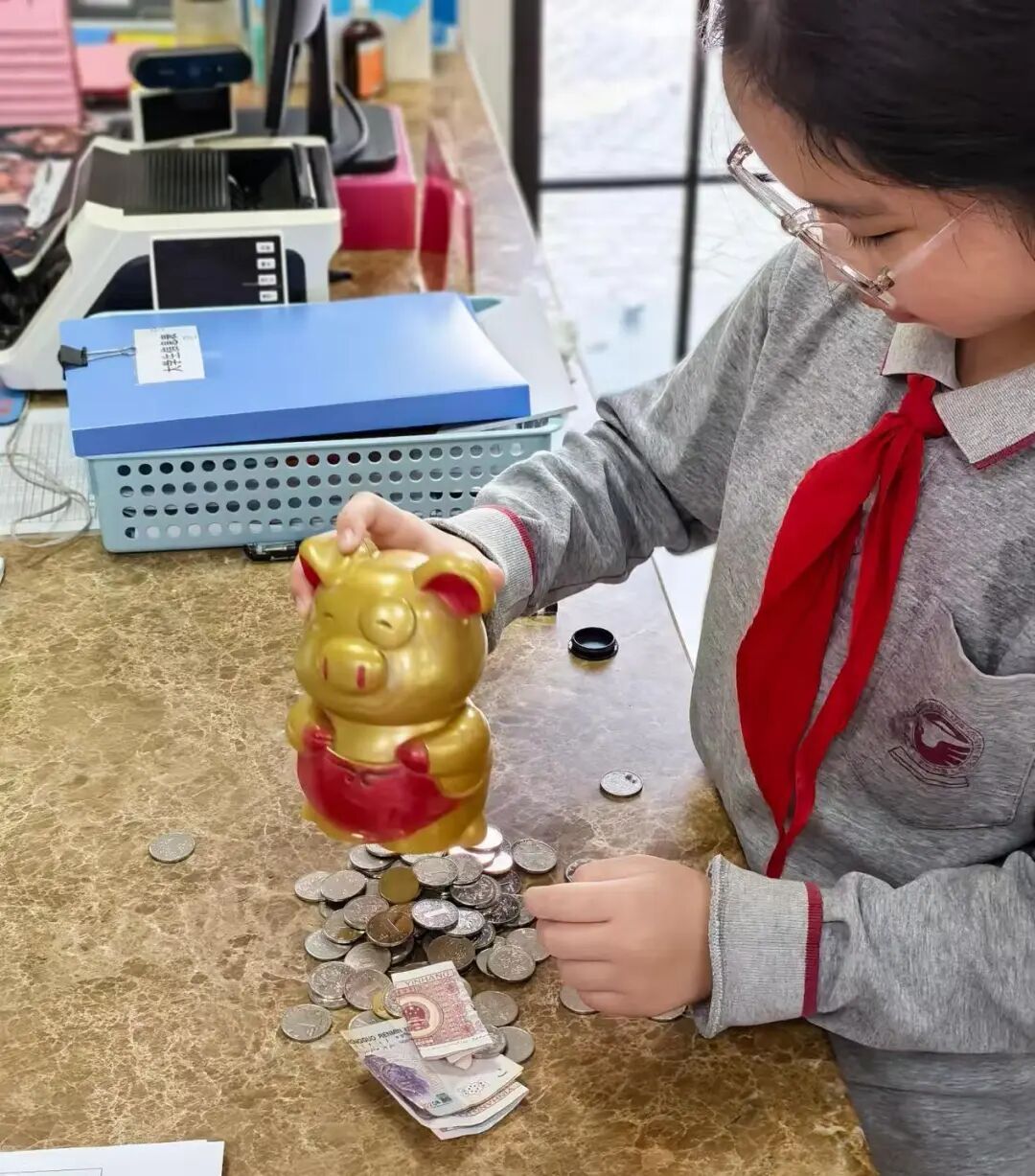 汗衫起球、雨中摔跤、带着小猪储蓄罐……上海市民的善意涌向吉隆 汗衫起球、雨中摔跤、带着小猪储蓄罐……上海市民的善意涌向吉隆