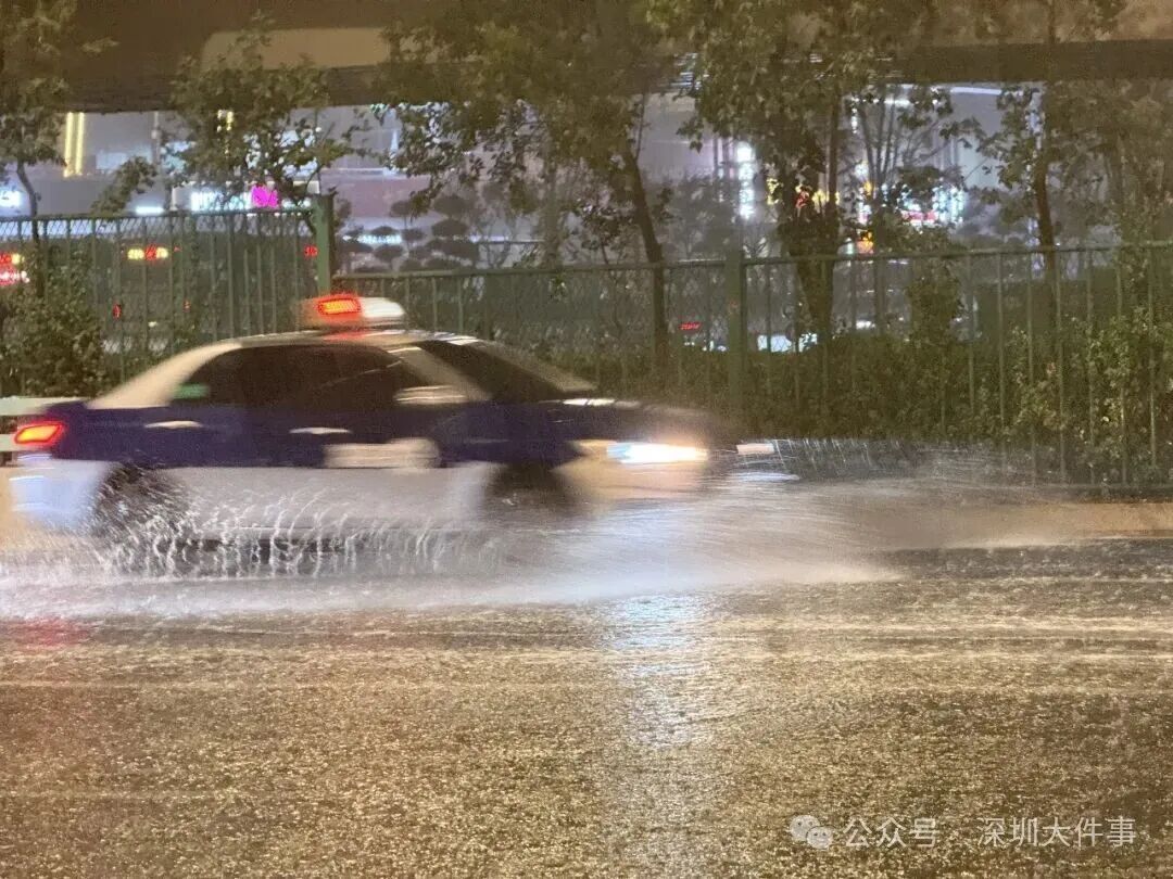 凌晨突发暴雨!深圳数辆车被水围困,“水位不断上涨”,他们冲上去了…… 凌晨突发暴雨!深圳数辆车被水围困,“水位不断上涨”,他们冲上去了……