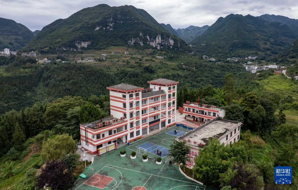 图片故事丨上学路,“修”到了云端 图片故事丨上学路,“修”到了云端