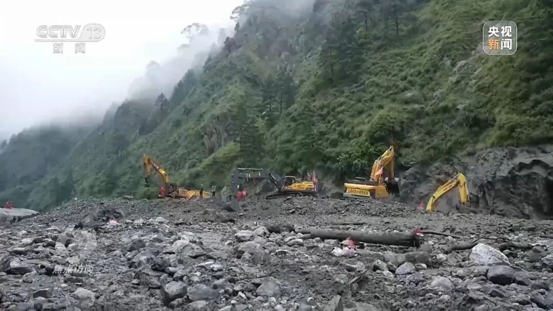 再难,也要挺进核心区!上海13名消防专家抵达吉隆:带来针对泥石流研发的高新装备,如何投入救援? 再难,也要挺进核心区!上海13名消防专家抵达吉隆:带来针对泥石流研发的高新装备,如何投入救援?