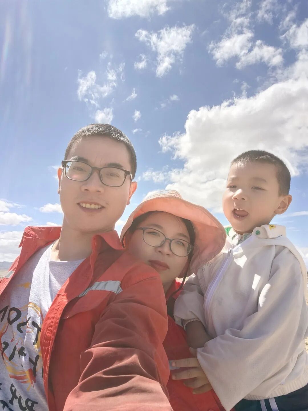 “爸爸,我追着你的步伐,西行了一万公里。” “爸爸,我追着你的步伐,西行了一万公里。”