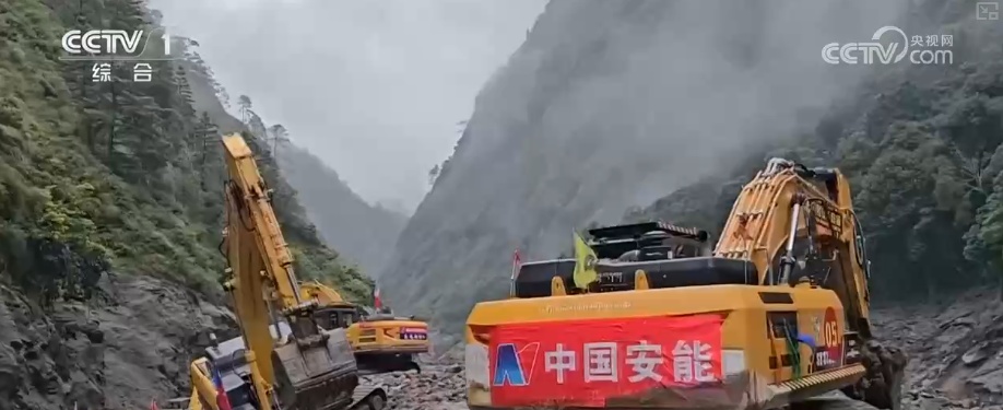 各方力量争分夺秒挺进受灾核心区抢险救援 安置点开展巡诊和“一对一”心理疏导