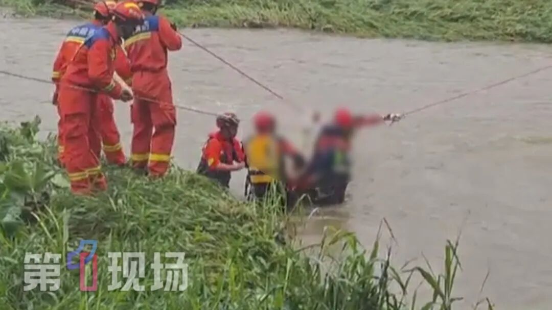 凌晨突发暴雨!深圳有车辆被困,有人无法逃生!“休假不休岗”,他们冲上去了…… 凌晨突发暴雨!深圳有车辆被困,有人无法逃生!“休假不休岗”,他们冲上去了……