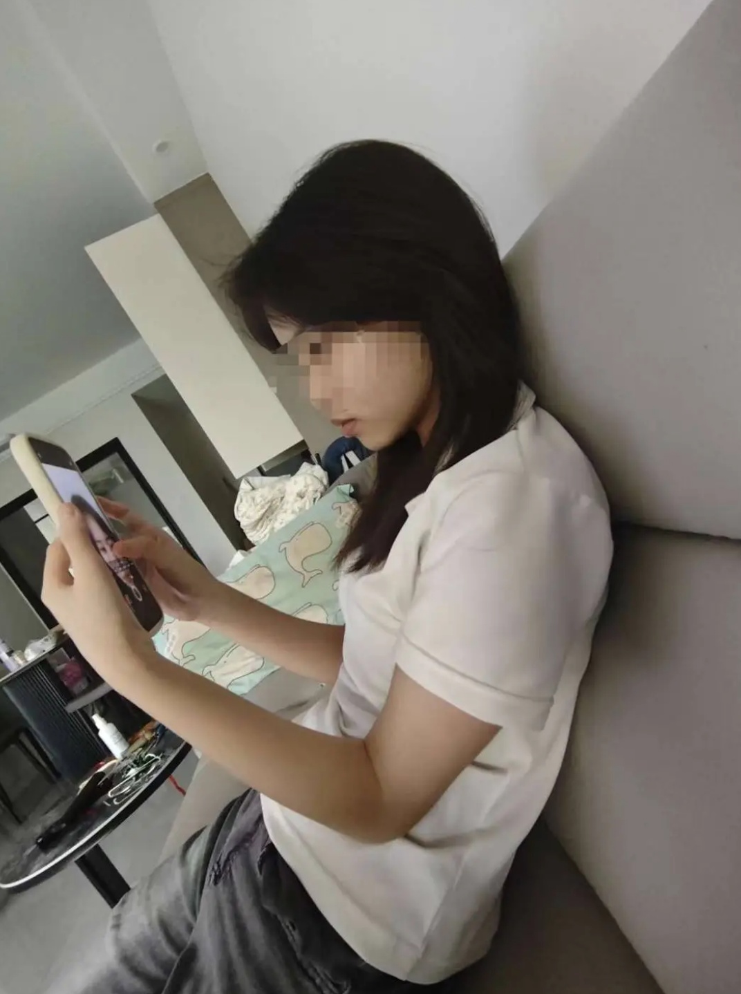 16岁少女车祸离世,手机遗失在现场,母亲在业主群哀求归还手机:只想留一份念想 16岁少女车祸离世,手机遗失在现场,母亲在业主群哀求归还手机:只想留一份念想