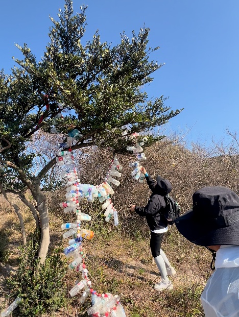 画面触目惊心!山里、路边、树上随处可见……村干部证实:系网红博主摆拍后丢弃 画面触目惊心!山里、路边、树上随处可见……村干部证实:系网红博主摆拍后丢弃