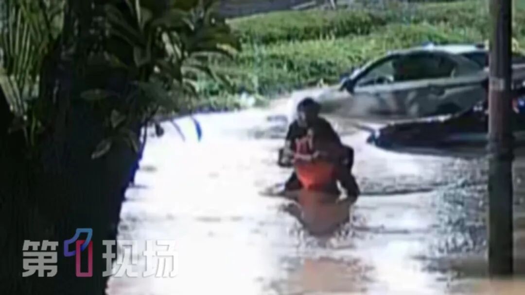 凌晨突发暴雨!深圳有车辆被困,有人无法逃生!“休假不休岗”,他们冲上去了…… 凌晨突发暴雨!深圳有车辆被困,有人无法逃生!“休假不休岗”,他们冲上去了……