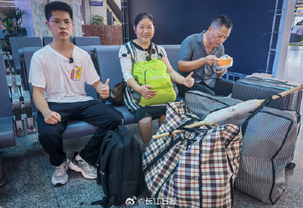 这个身影让人泪目!湖北父亲挑扁担送儿到上海大学报到 这个身影让人泪目!湖北父亲挑扁担送儿到上海大学报到