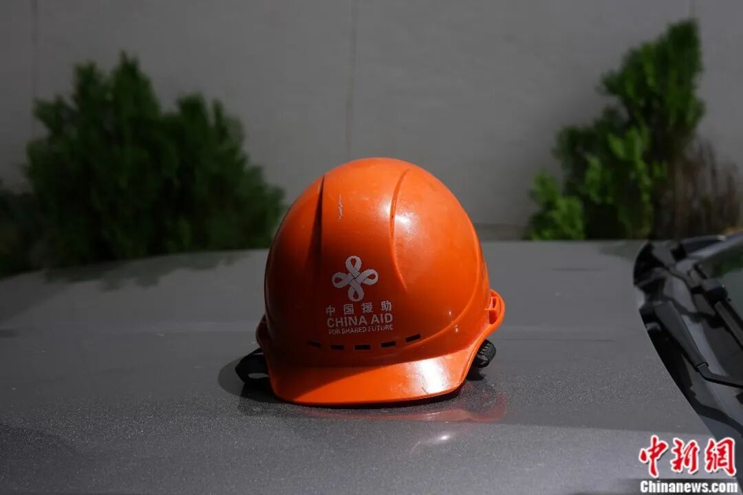 报道暂停,送人要紧!在尼泊尔灾区,记者带回5名获救同胞 报道暂停,送人要紧!在尼泊尔灾区,记者带回5名获救同胞