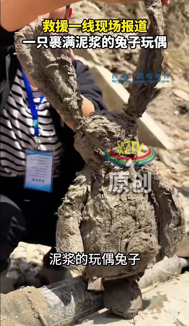 西藏吉隆泥石流灾害现场遗留物品,警方没有忘 西藏吉隆泥石流灾害现场遗留物品,警方没有忘
