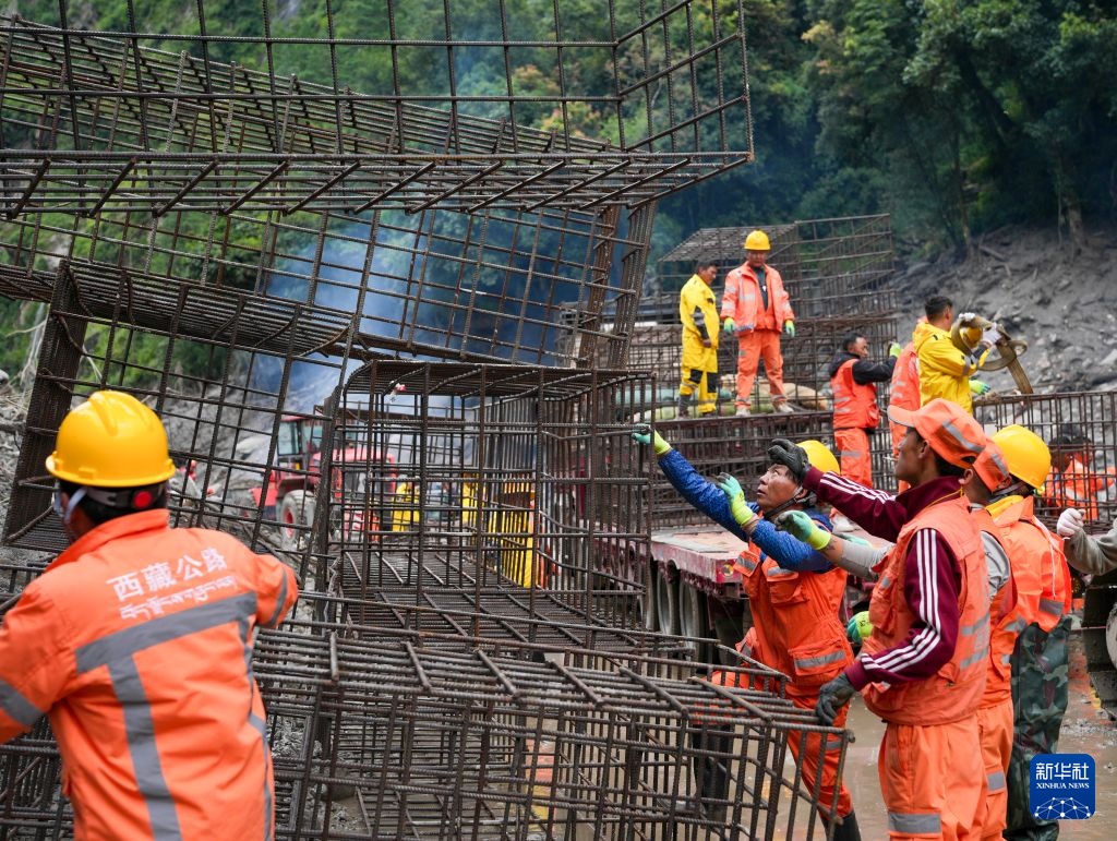 吉隆救灾一线公路防护工事加紧施工 吉隆救灾一线公路防护工事加紧施工
