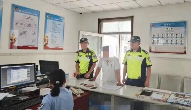 男子无证驾驶到交警队办业务，被当场查获