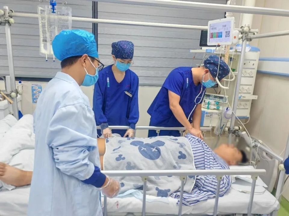 1米8的15岁男生在1.2米深的浅水区跳水，头颈部撞上池底致瘫痪，紧急手术后，生命体征平稳