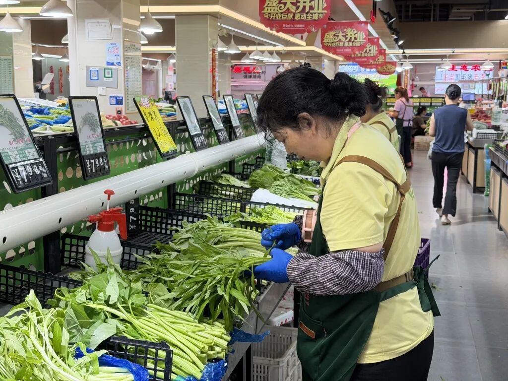 买菜喝咖啡、还能代炒菜，上海菜场如何在进阶中留住“烟火气”？