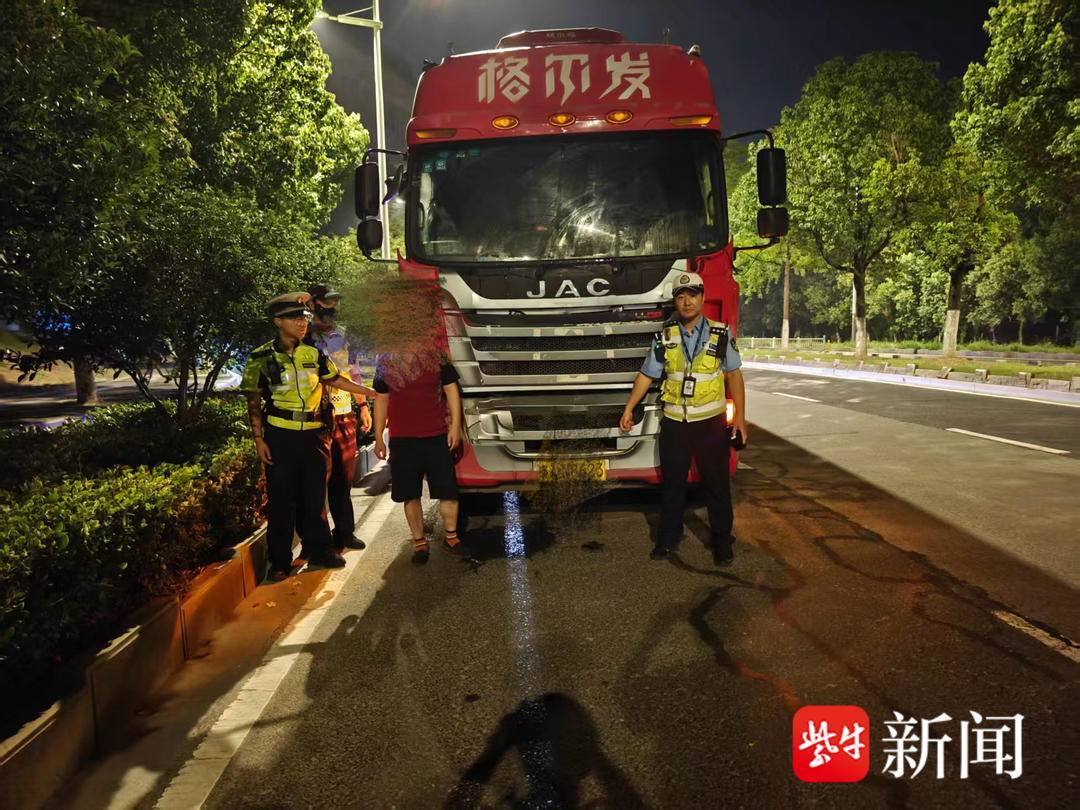 持C1照驾驶重型货车被查后哭闹耍赖,男子被罚款拘留 持C1照驾驶重型货车被查后哭闹耍赖,男子被罚款拘留