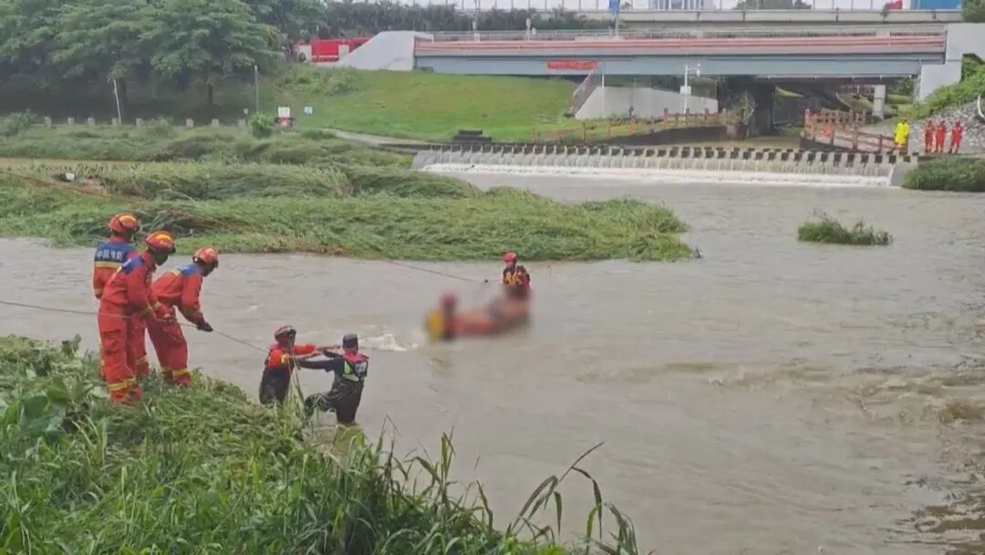 凌晨突发暴雨!深圳有车辆被困,有人无法逃生!“休假不休岗”,他们冲上去了…… 凌晨突发暴雨!深圳有车辆被困,有人无法逃生!“休假不休岗”,他们冲上去了……