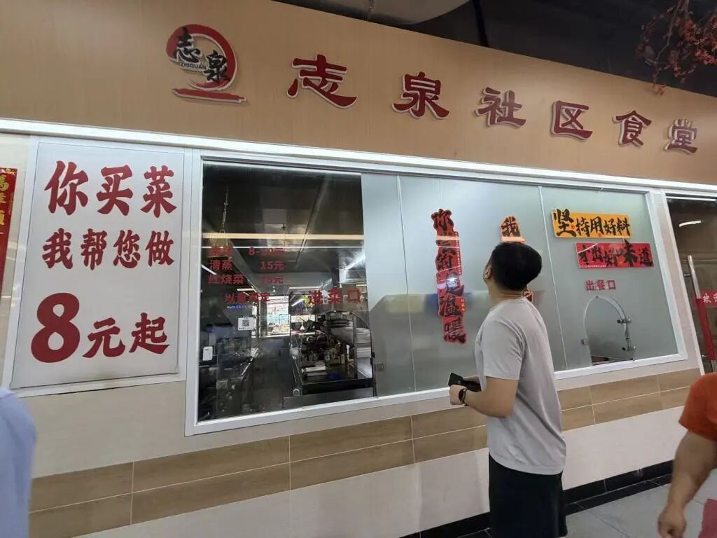 买菜喝咖啡、还能代炒菜，上海菜场如何在进阶中留住“烟火气”？