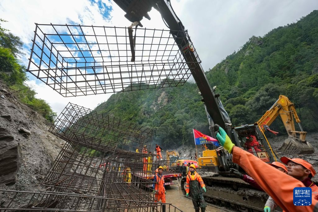吉隆救灾一线公路防护工事加紧施工 吉隆救灾一线公路防护工事加紧施工