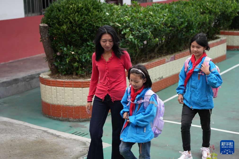 图片故事丨上学路,“修”到了云端 图片故事丨上学路,“修”到了云端