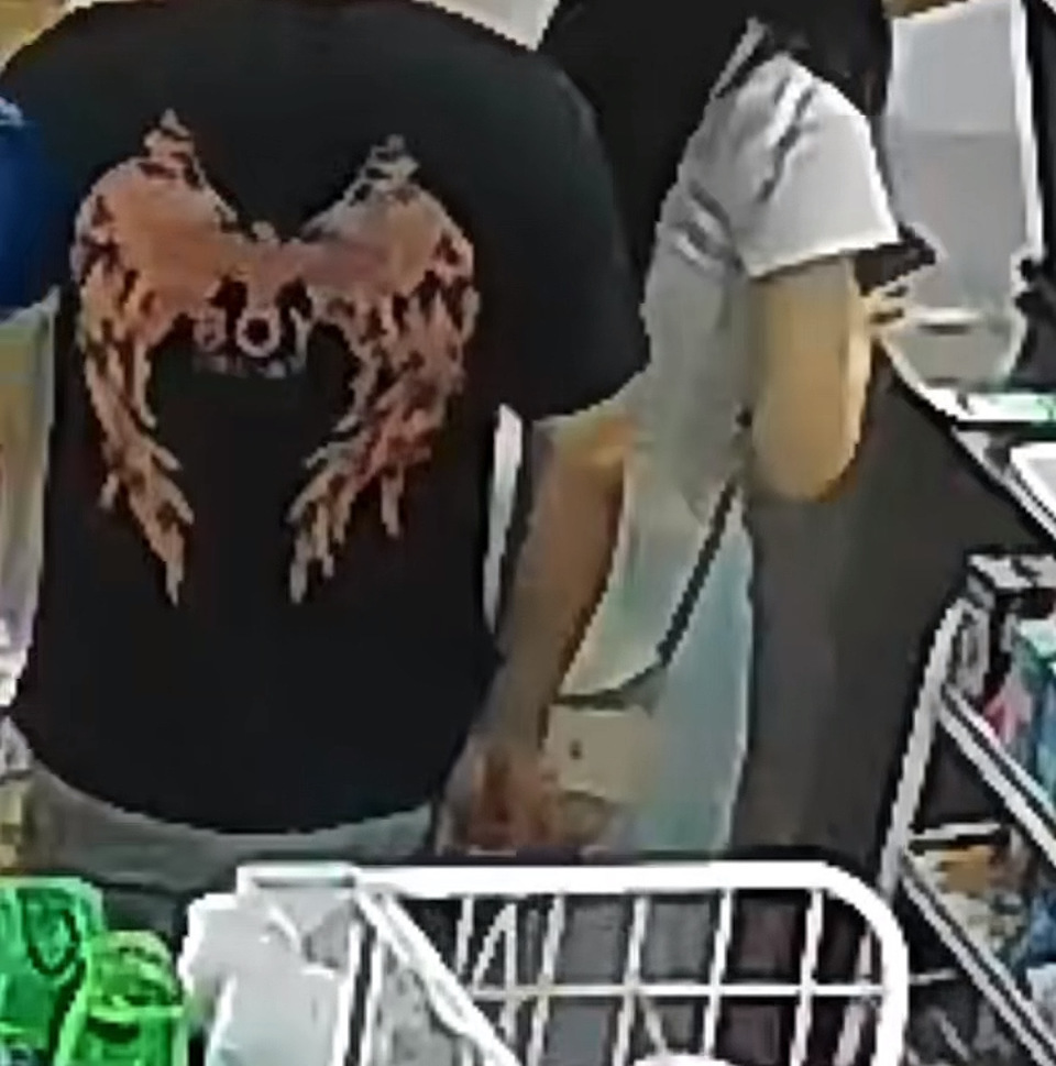 男子碰到女子包被指摸臀，女子报警后查监控发现是误会，当地警方回应