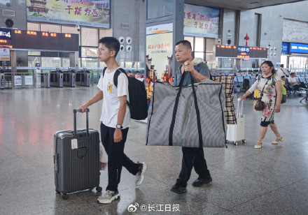 这个身影让人泪目!湖北父亲挑扁担送儿到上海大学报到 这个身影让人泪目!湖北父亲挑扁担送儿到上海大学报到