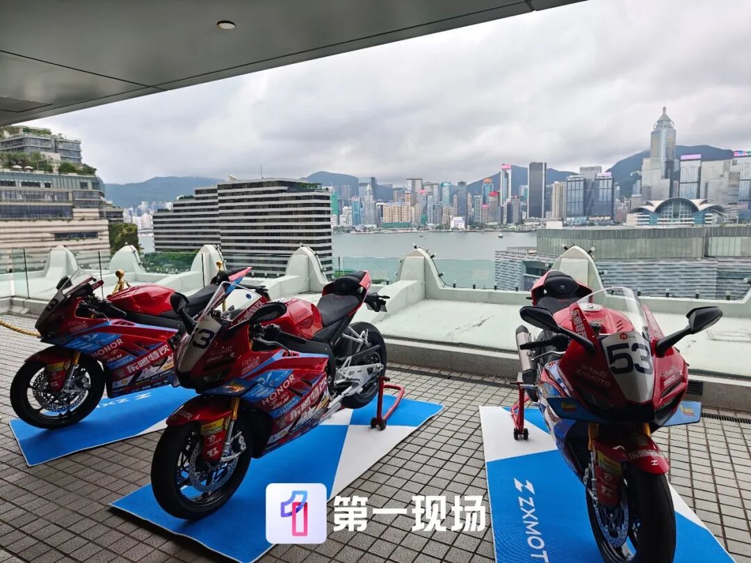 张雪现身香港，为820RR首批车主交付新车！车主发声:“张雪是中国人的骄傲！”