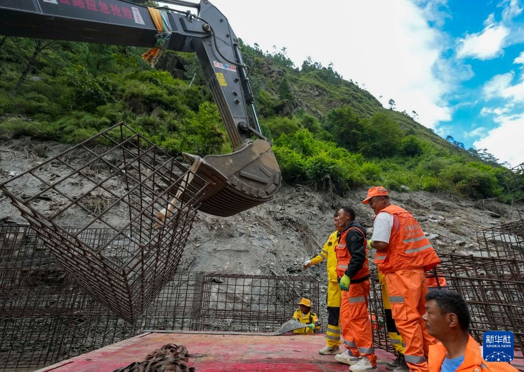 吉隆救灾一线公路防护工事加紧施工 吉隆救灾一线公路防护工事加紧施工