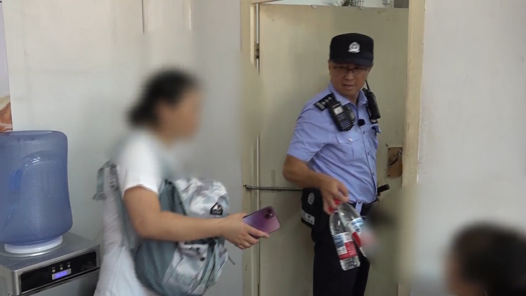 颐和园游客遗失手机 北京警察巧用手机功能帮忙寻回 颐和园游客遗失手机 北京警察巧用手机功能帮忙寻回
