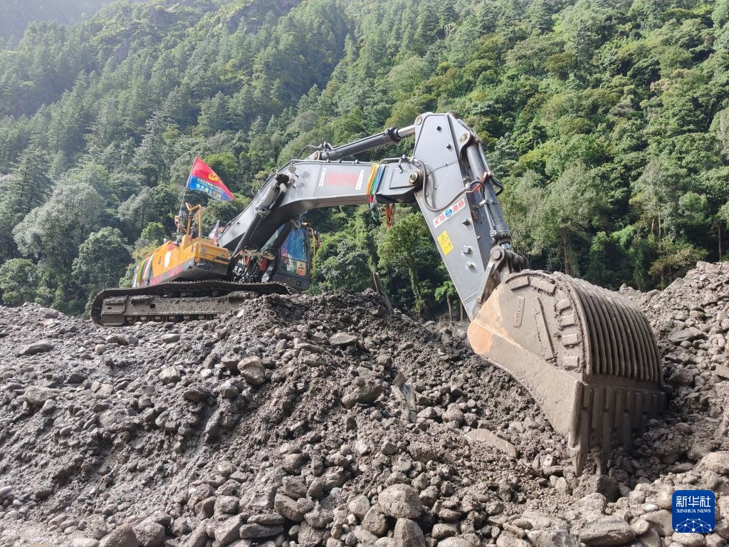 各方力量持续开展吉隆泥石流灾害救援 各方力量持续开展吉隆泥石流灾害救援