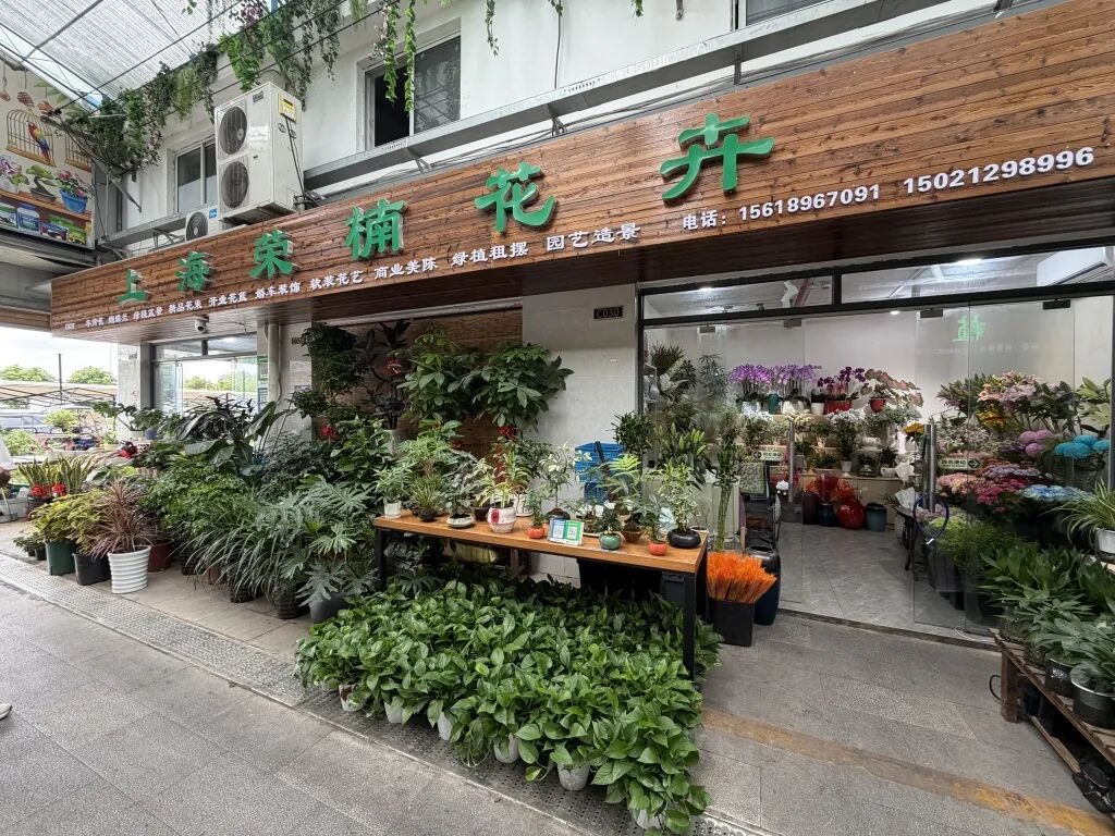 买菜喝咖啡、还能代炒菜，上海菜场如何在进阶中留住“烟火气”？