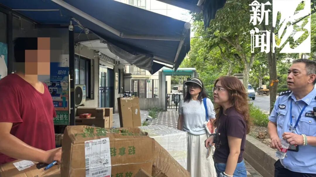 杨浦一小区快递不上门，楼梯口"排排坐"！居民崩溃，小哥诉苦…