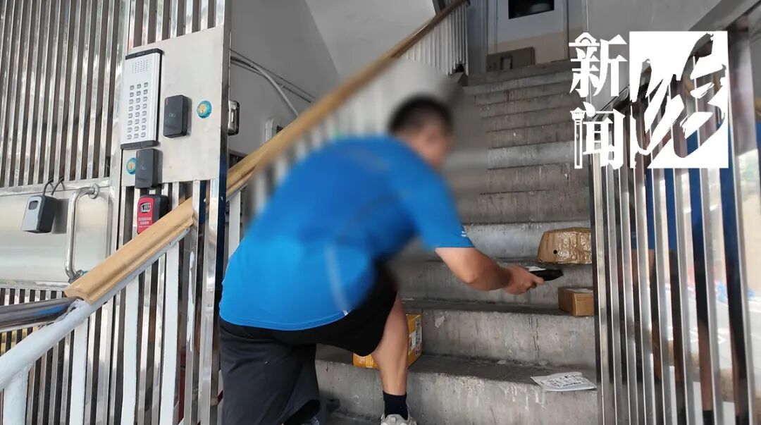 杨浦一小区快递不上门，楼梯口"排排坐"！居民崩溃，小哥诉苦…