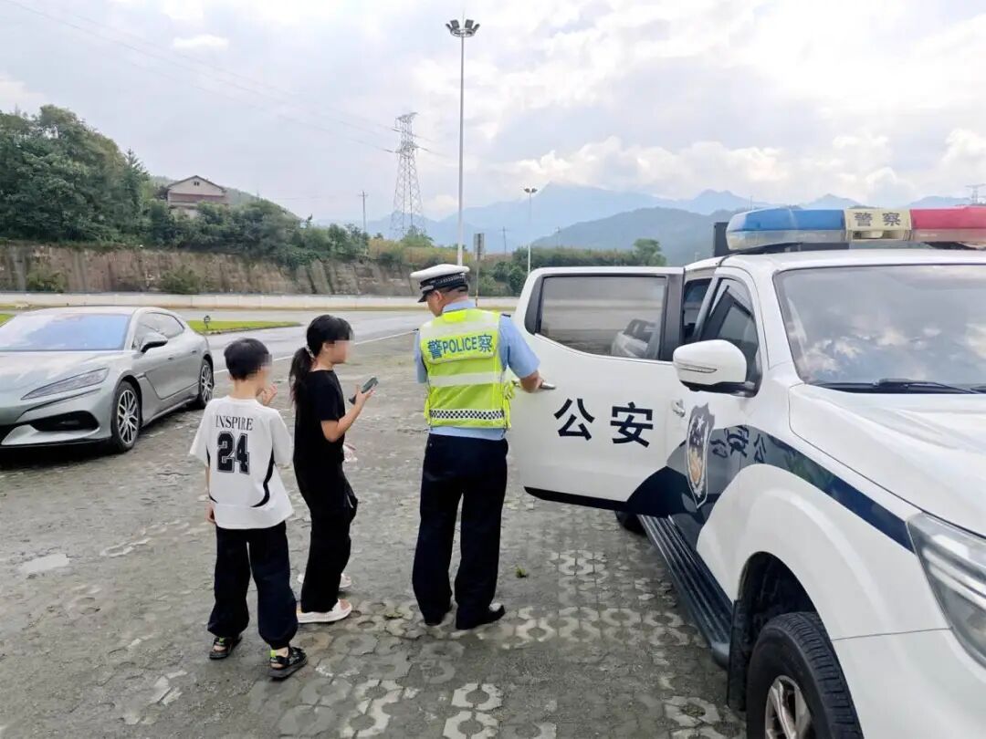 心太大了！两家人结伴自驾游，双方家长都以为孩子上了对方的车……