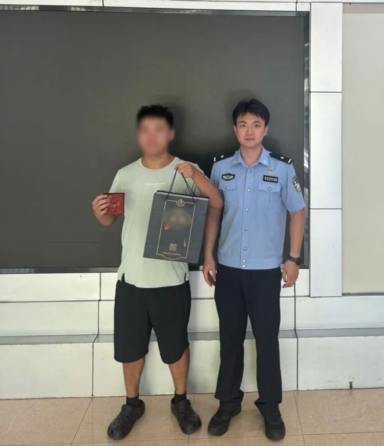 武汉一商场情侣吵架,男子为追女友将酒和玉手镯随手搁路边,回来没了…… 武汉一商场情侣吵架,男子为追女友将酒和玉手镯随手搁路边,回来没了……
