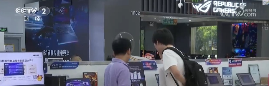 手机、笔记本电脑、智能学习平板……开学在即 电子产品卖场人气旺、销售热 手机、笔记本电脑、智能学习平板……开学在即 电子产品卖场人气旺、销售热