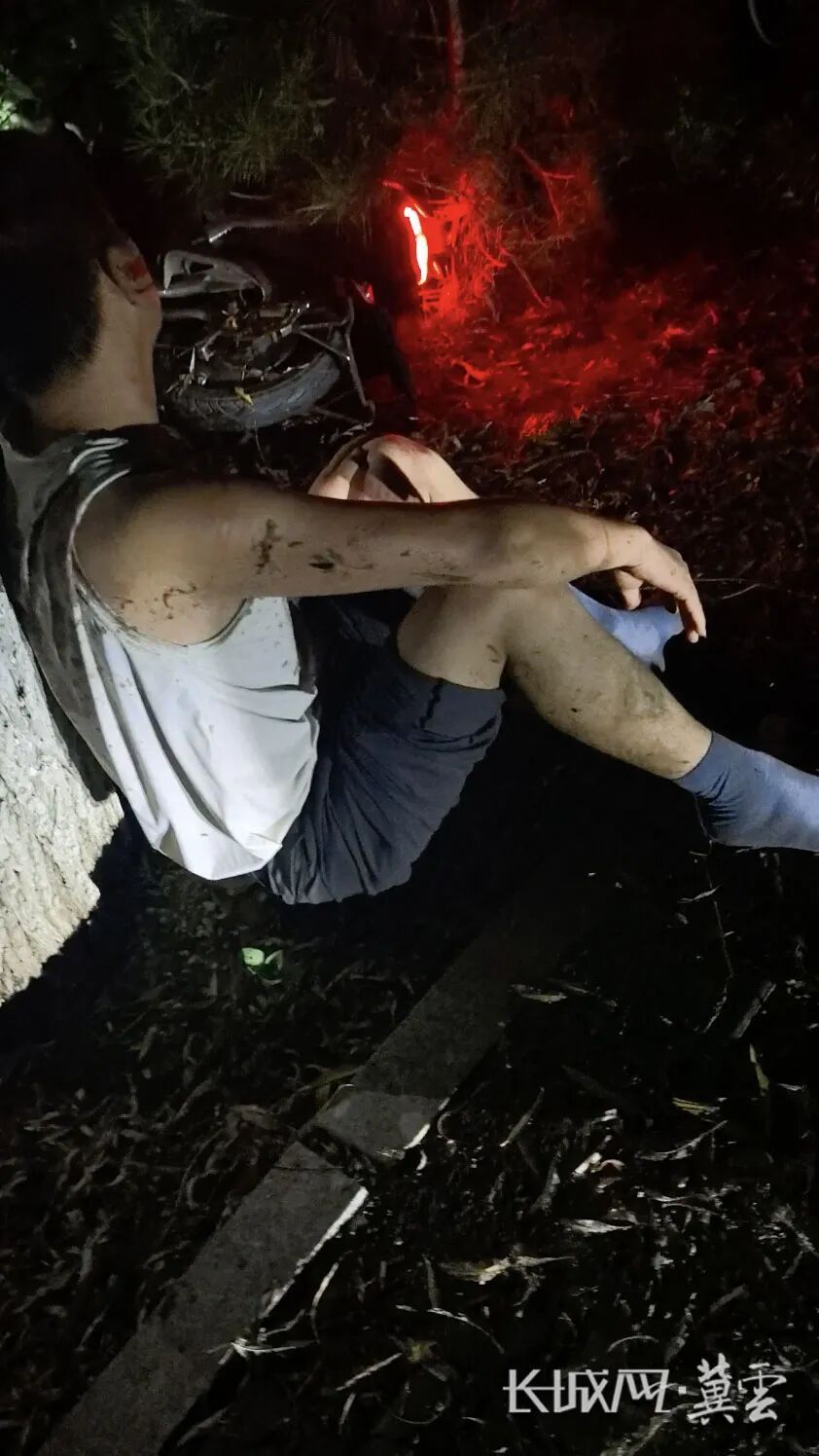 凌晨两点,00后小伙在草丛里救了个人 凌晨两点,00后小伙在草丛里救了个人