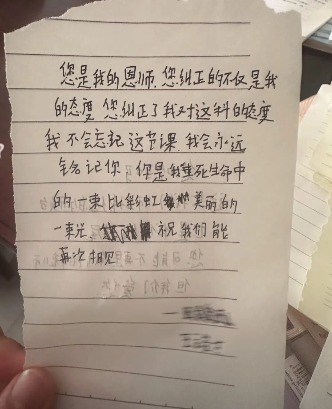 被反复打开又折上的纸条里面，藏着她满满的爱……